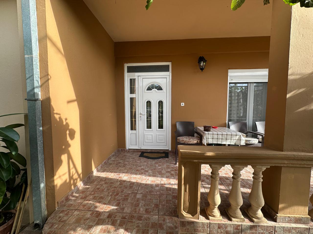 Izdaje se dvosoban stan u Dalmatinskoj ulici, Podgorica